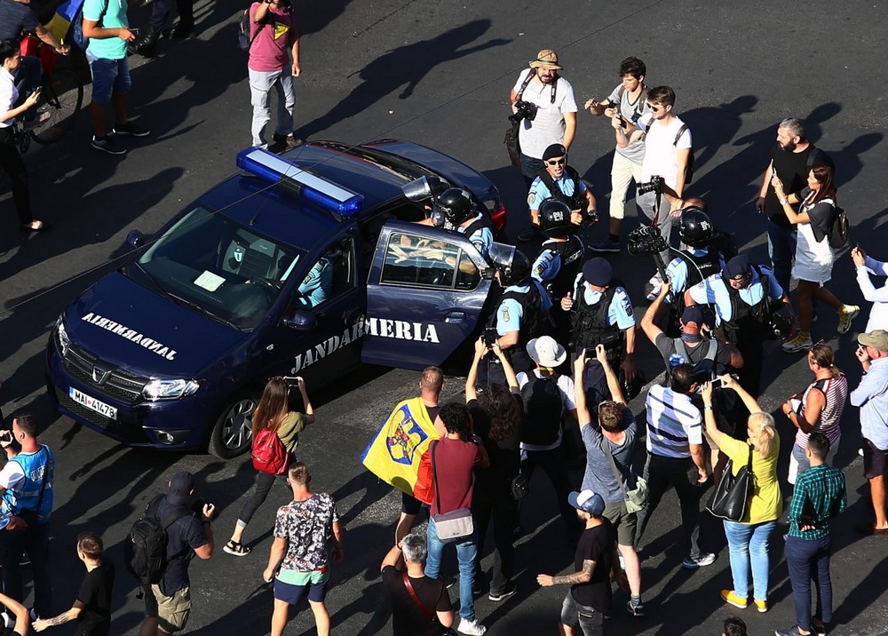 UPDATE. Război de stradă între jandarmi și huligani, în Piața Victoriei. 452 de persoane rănite / VIDEO&FOTO