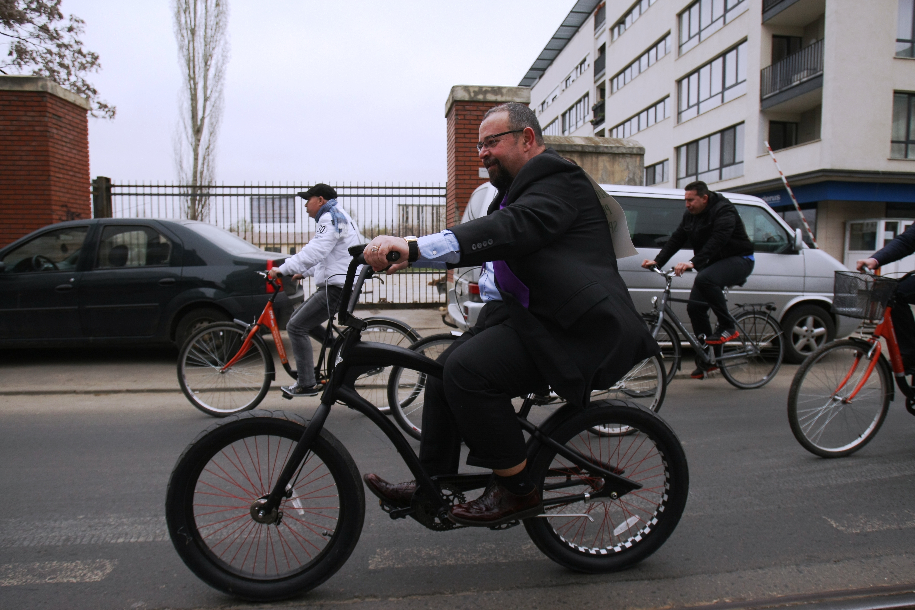 GALERIE FOTO/Politicieni pe bicicletă: ce promisiuni fanteziste au făcut oficialii, de pe două roți