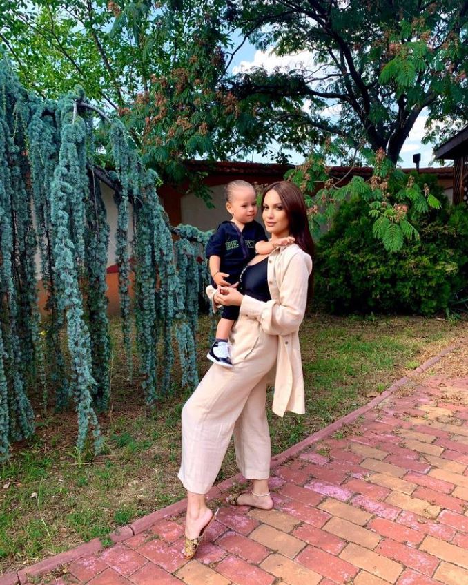Imagini din casa în care locuiește Betty Salam. Vila are două etaje și arată ca un palat