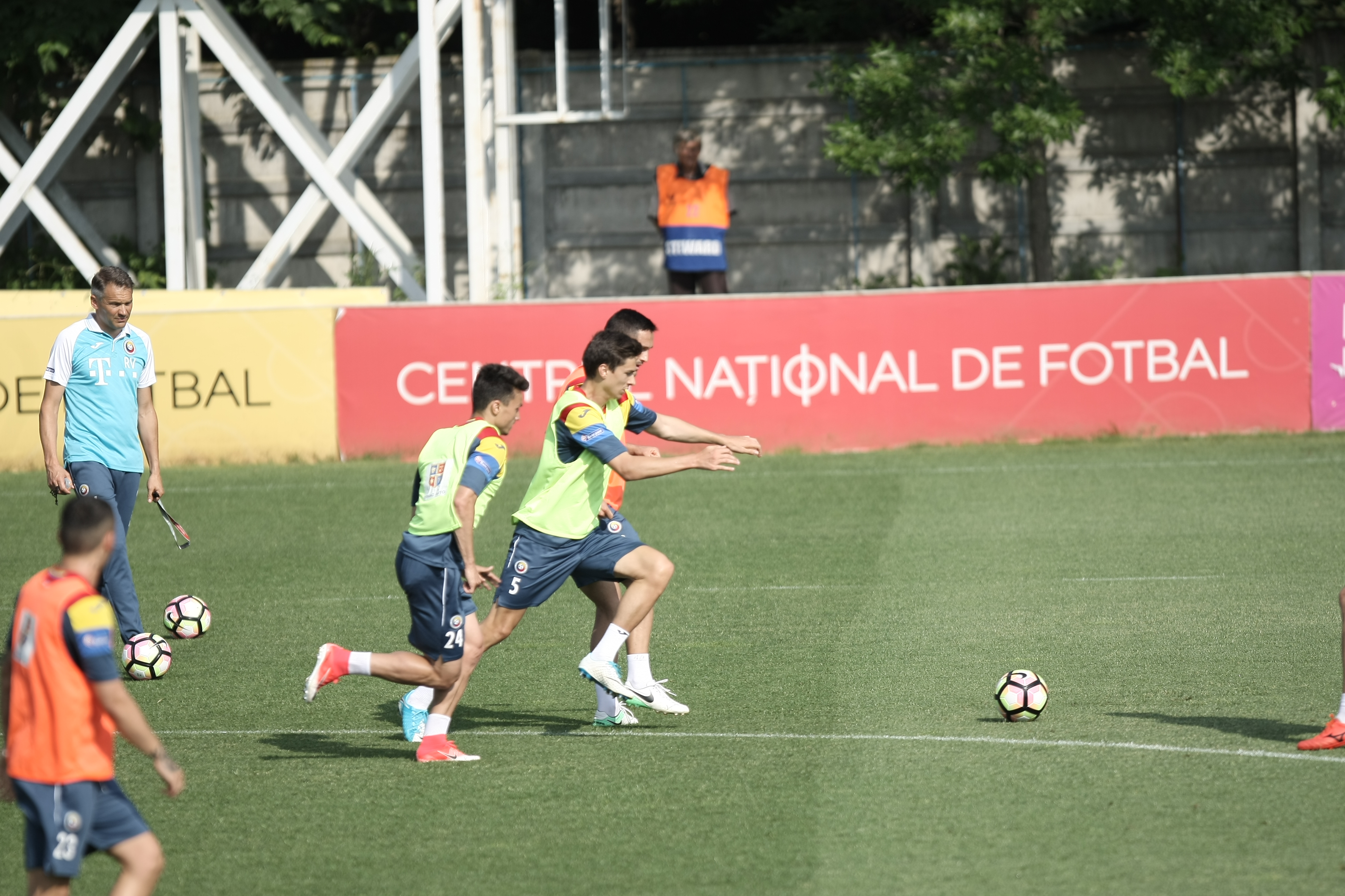 Naționala de fotbal a României a efectuat un antrenament deschis publicului. Meciul decisiv cu Polonia se apropie / FOTO&VIDEO