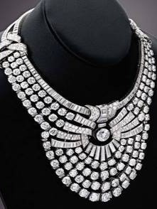 Un colier regal cu 673 de diamante, de 4,3 milioane de dolari, a fost furat dintr-un muzeu din Viena, în plină zi
