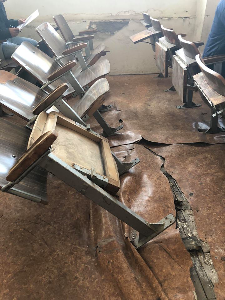 VIDEO/ Imagini halucinante din sediul Poliției Târgoviște. Sala de examene auto cade pe candidați!