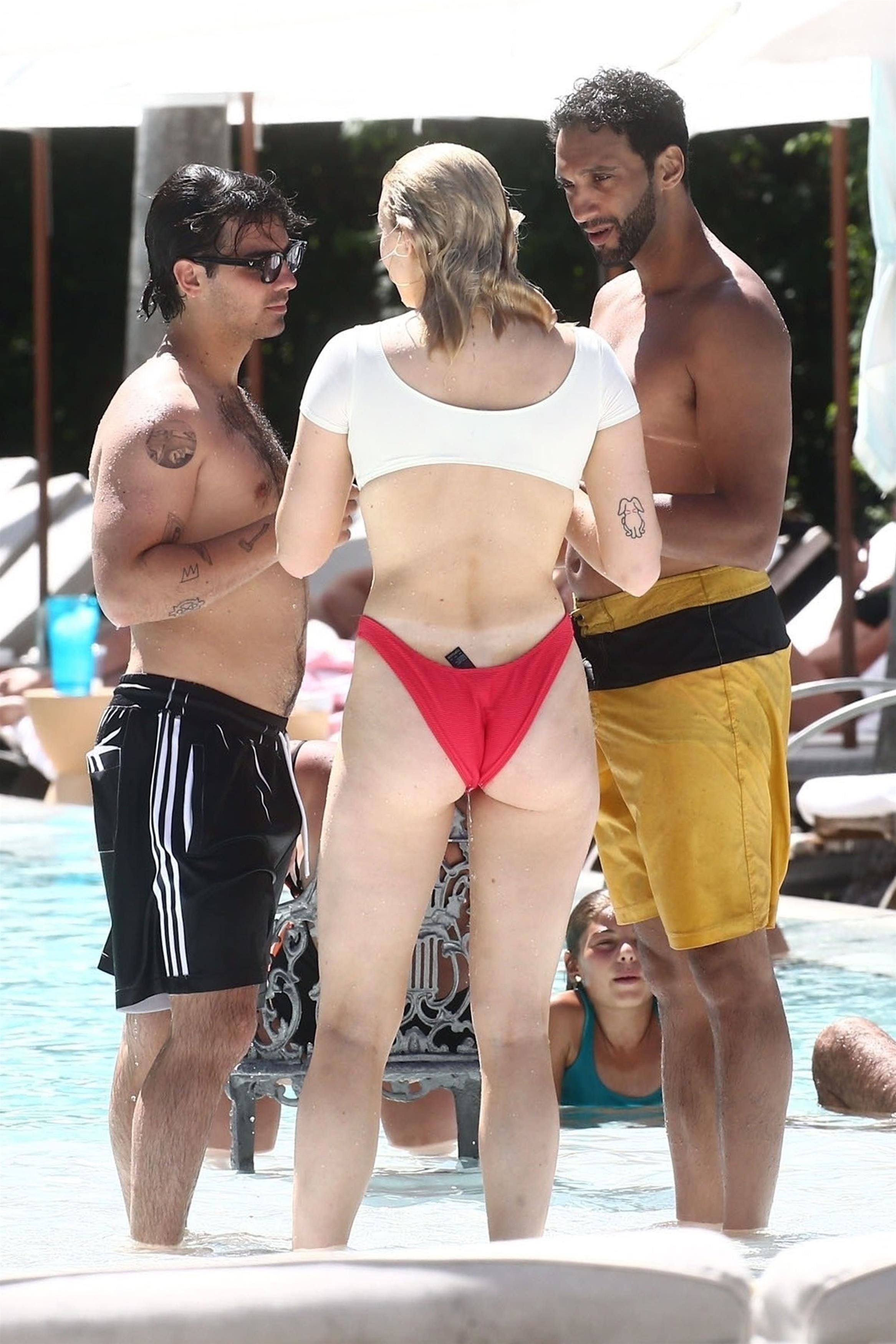 FOTO | Sophie Turner, extrem de sexy la piscină. Actrița din Game of Thrones a avut probleme cu costumul de baie