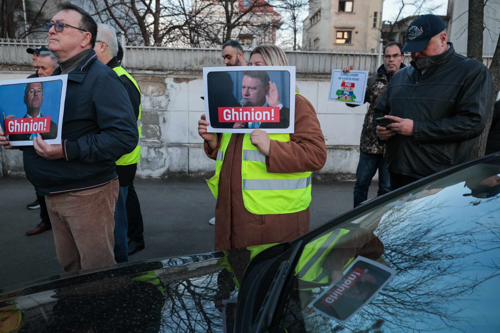 Protest AUR în fața imobilului din Aviatorilor renovat în secret pentru 7 milioane de euro: „După mandat, un palat”