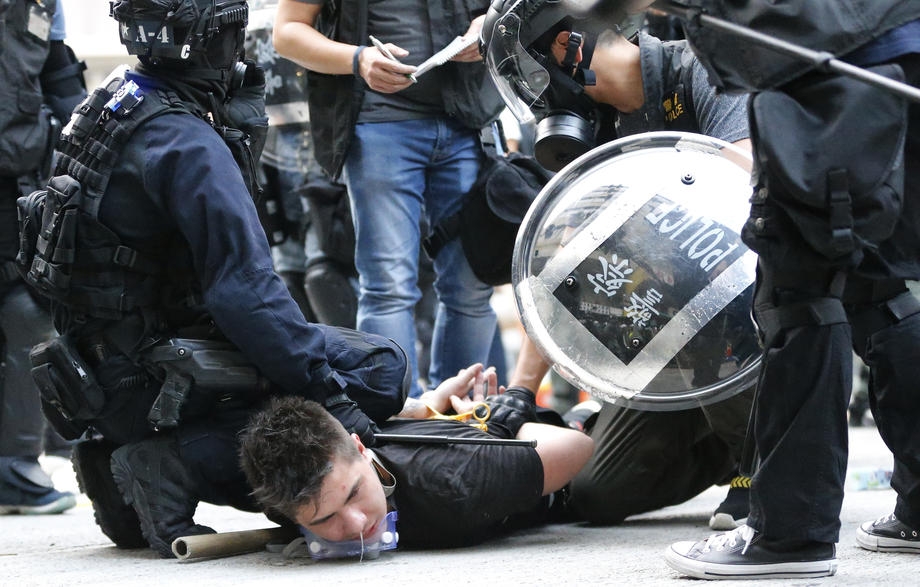Violențe la Hong Kong. Poliția a pus substanțe iritante în tunurile cu apă, protestatarii au distrus sute de magazine și bănci