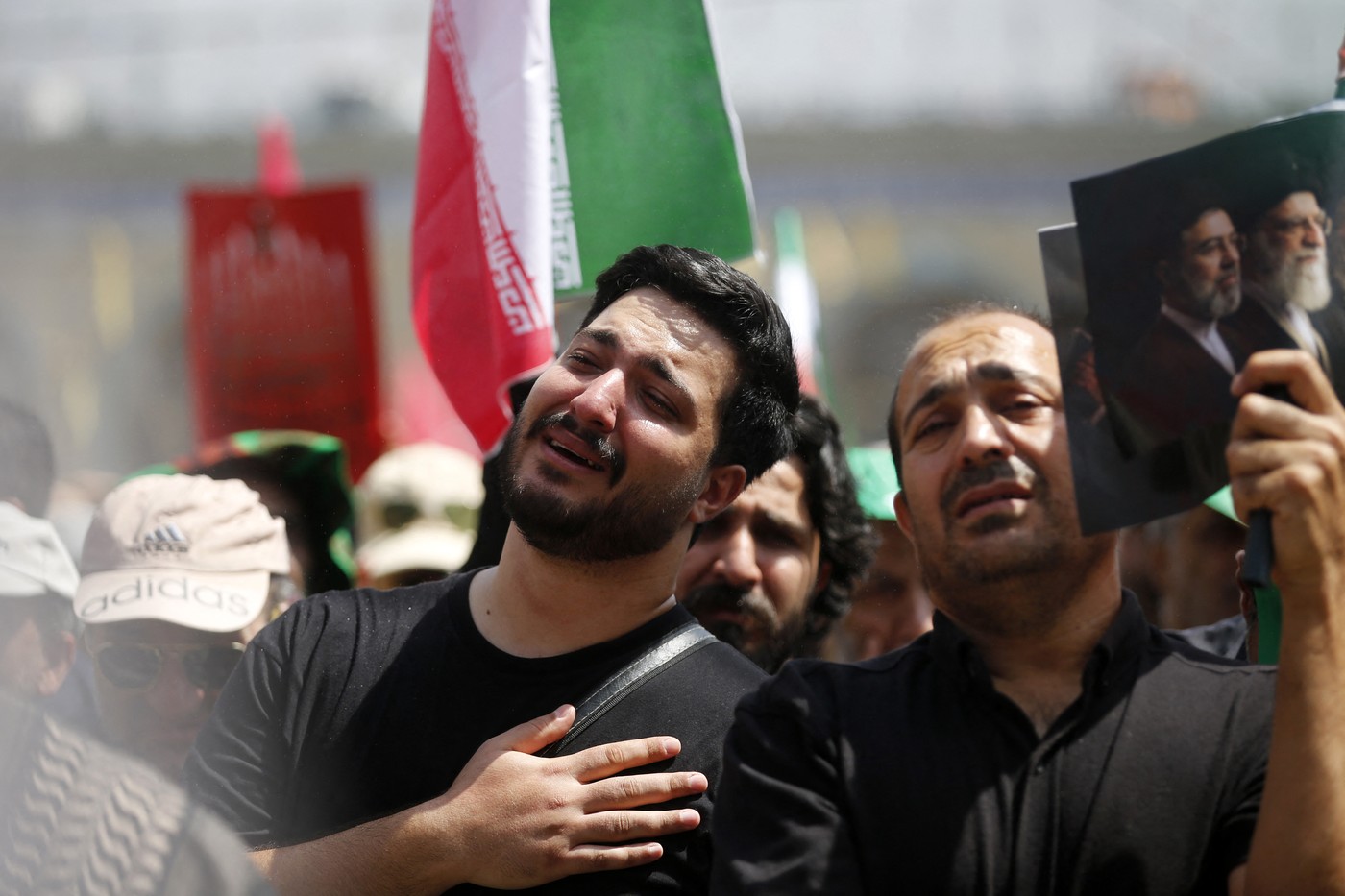 Imagini uluitoare de la funeraliile lui Khamenei din Iran unde portretul lui Donald Trump „a fost lapidat” ca în ritualurile religioase I VIDEO