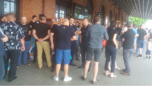 Peronul unde a fost ucis polițistul din Suceava, transformat în loc de pelerinaj. Zeci de lumânări au fost depuse în memoria lui Sorin Vezeteu
