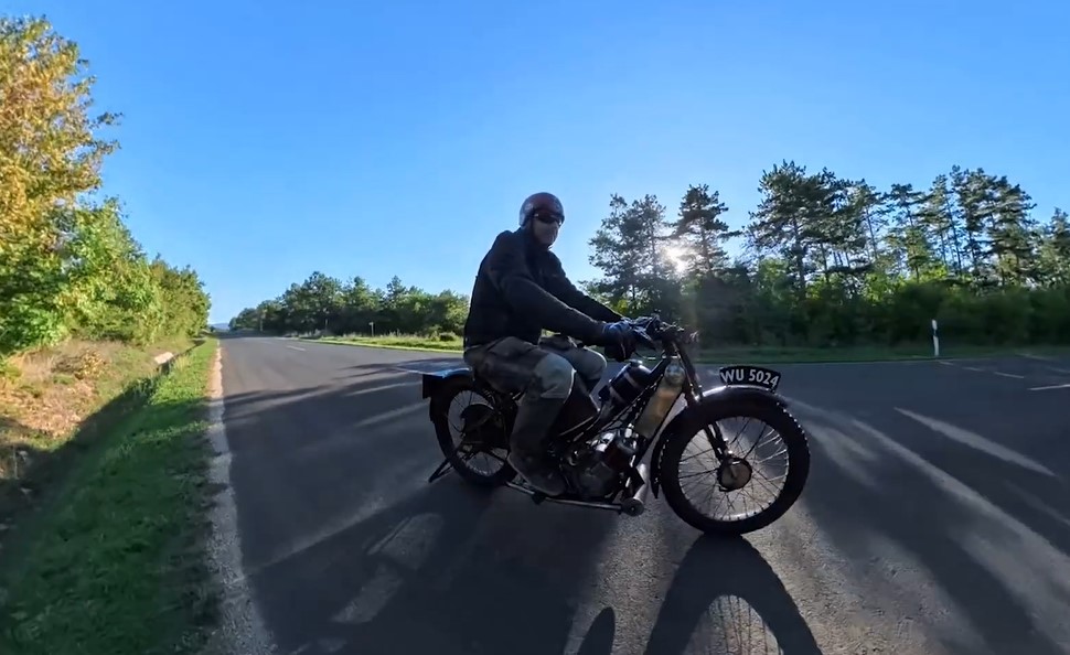 Száz éves motort tesztelt Dodor - ez a Scott Squirrel