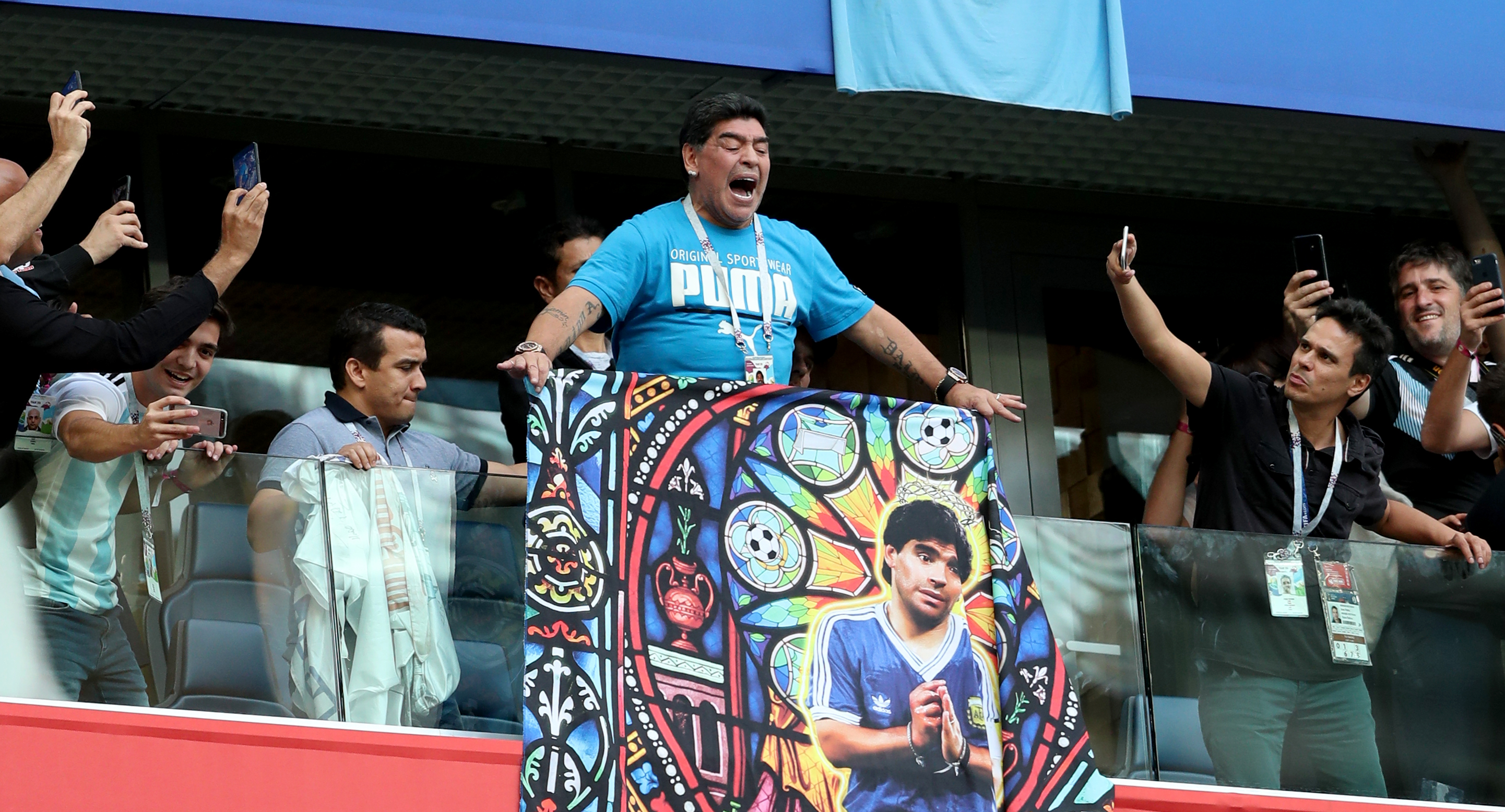 Nebunia lui Maradona, la Campionatul Mondial de fotbal Rusia 2018. ”Butoiașul” a urlat, a dormit, s-a trezit și a făcut semne obscene la meciul Argentina - Nigeria / FOTO&VIDEO