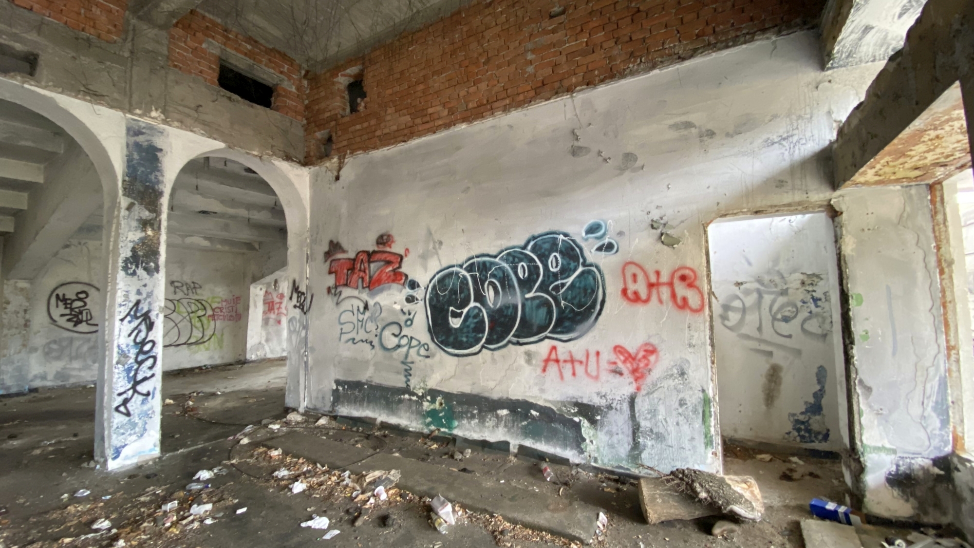 Cum arată la interior cinematograful Giulești, abandonat de autoritățile locale de mai bine de 20 de ani. Disputa dintre edili pe clădirea-simbol a cartierului