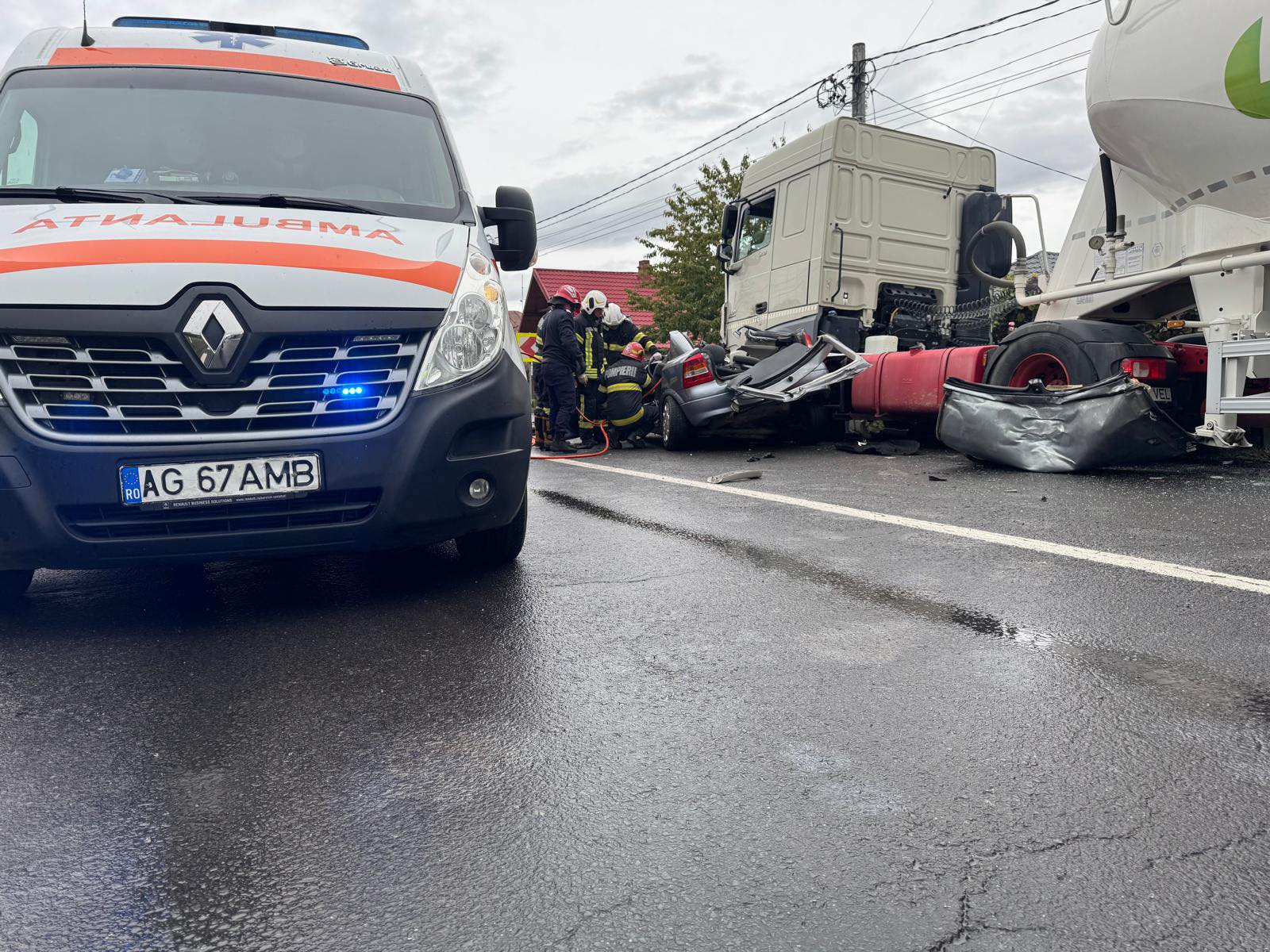 Trei oameni au murit pe DN7, la Bascov, Argeș, după ce un autoturism s-a izbit violent de o cisternă