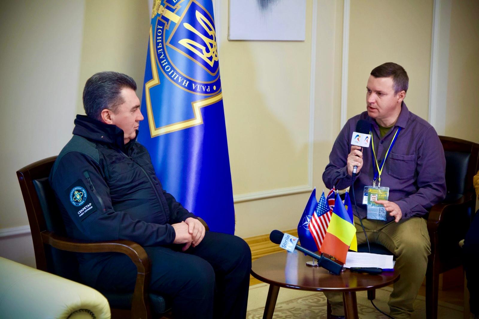 Cum se trăiește pe frontul din Ucraina. Relatările lui Alex Costache, jurnalistul TVR care a mers de 13 ori în mijlocul războiului: „Se auzeau obuzele cum vâjâiau în aer. Cădeau la 500 de metri de locul unde ne aflam”