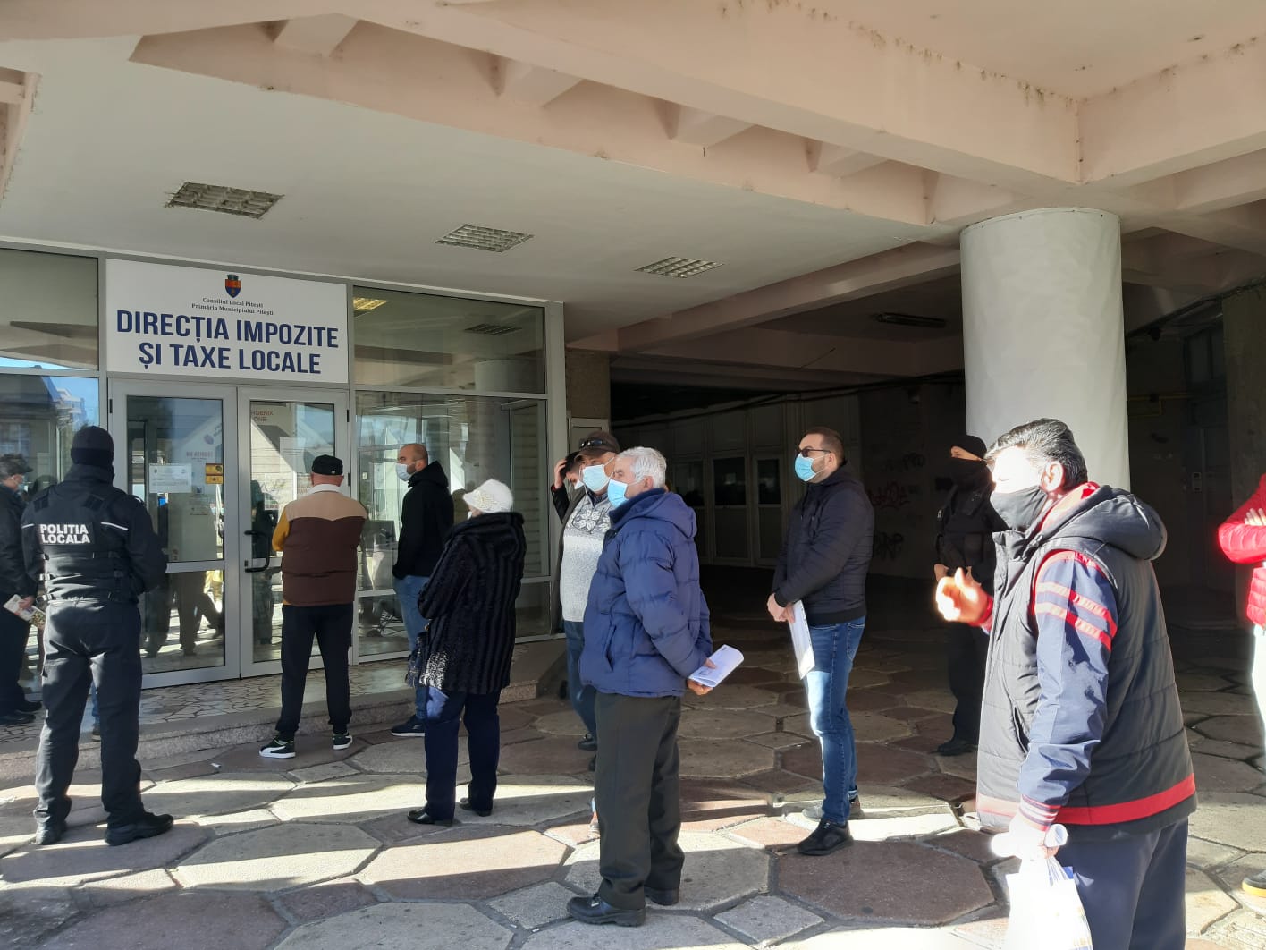 Cozi uriașe la serviciul de permise din Pitești. Prefect: „Ne gândim să închidem acest serviciu”