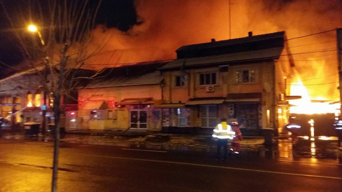 UPDATE | Incendiu puternic la două spații comerciale din Timișoara. O persoană a murit. FOTO
