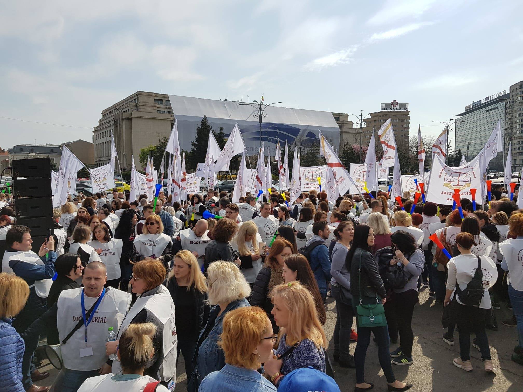 UPDATE. Delegaţie a grefierilor, la discuţii la Guvern. Colegii lor protestează în Piața Victoriei (FOTO&VIDEO)