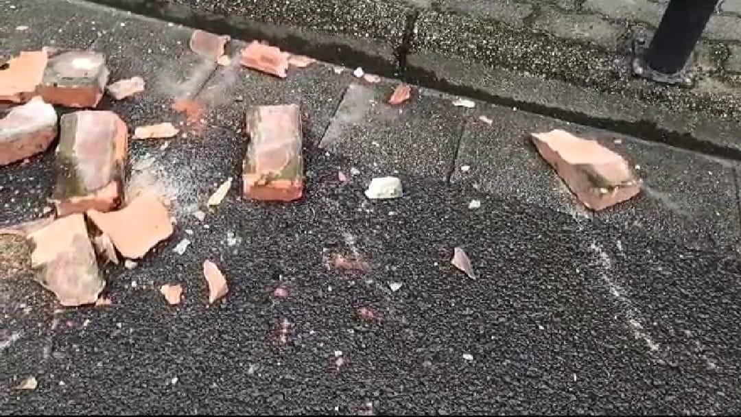 Imagini de la cutremurul din Arad. Case și mașini avariate, în urma seismului de 5,2 grade. VIDEO