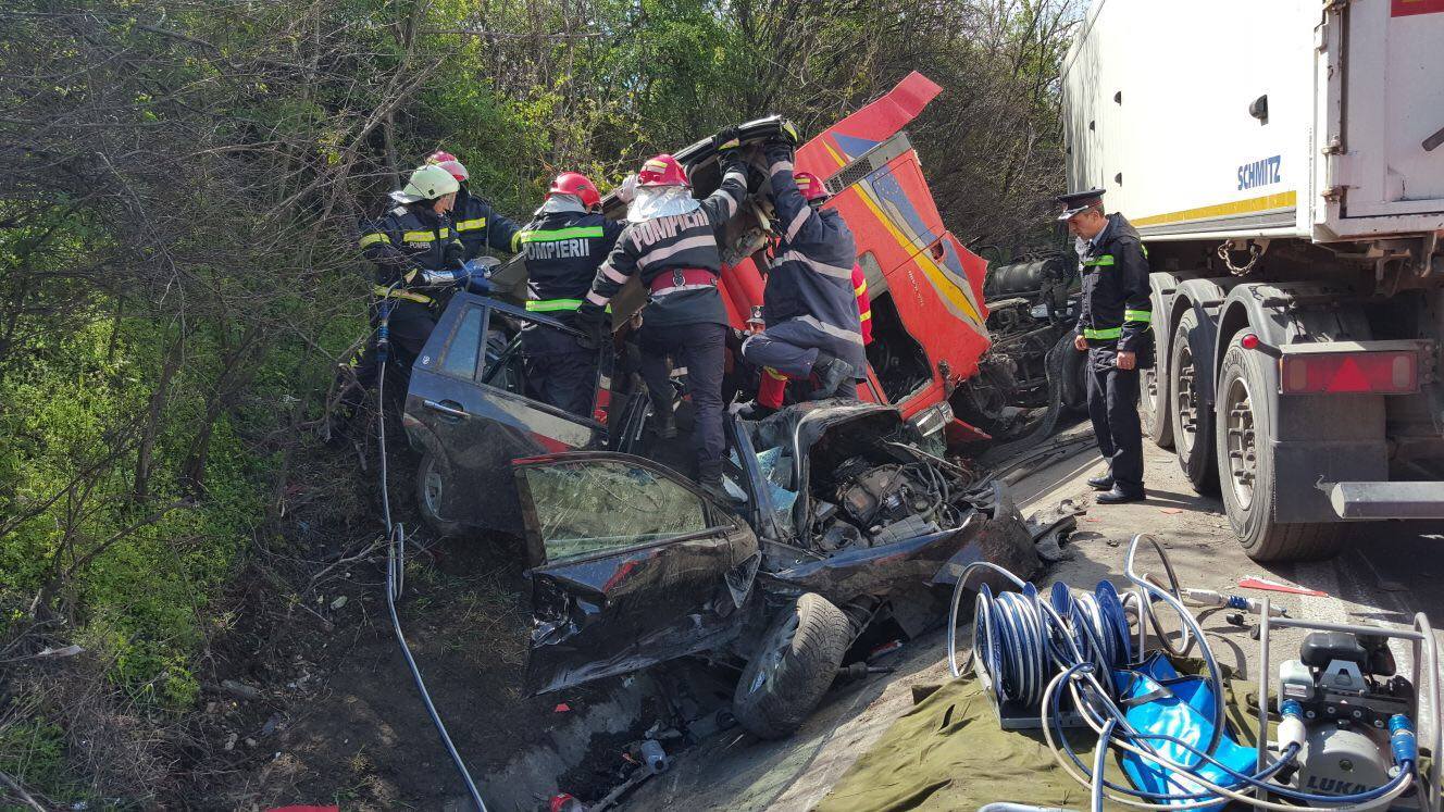 UPDATE | Județul Olt: Șoferul TIR-ului care a provocat accidentul avea permisul suspendat de trei ore, circula cu anvelope reșapate și nu respectase timpii de odihnă