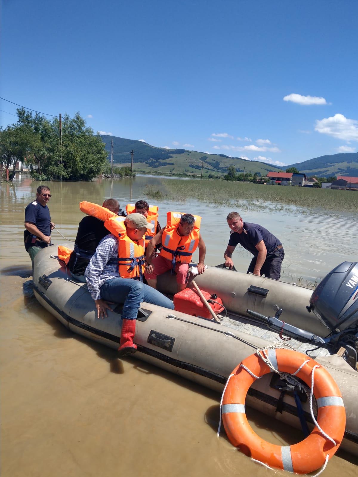 Zeci de pompieri intervin în Covasna pentru astuparea breșelor formate în digurile de protecție ale unui râu și unui pârâu