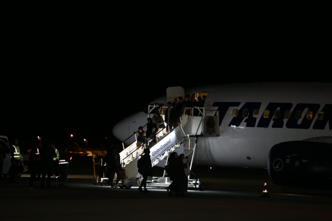 Primii români evacuaţi din Fâșia Gaza au aterizat în România. Marcel Ciolacu: „Statul român nu lasă niciun român în urmă”