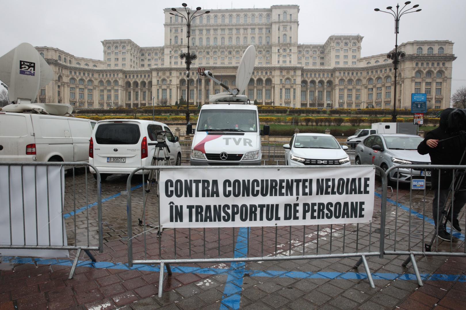 Taximetriștii continuă protestele în Piața Constituției din București. Cer în continuare fiscalizarea Uber și Bolt