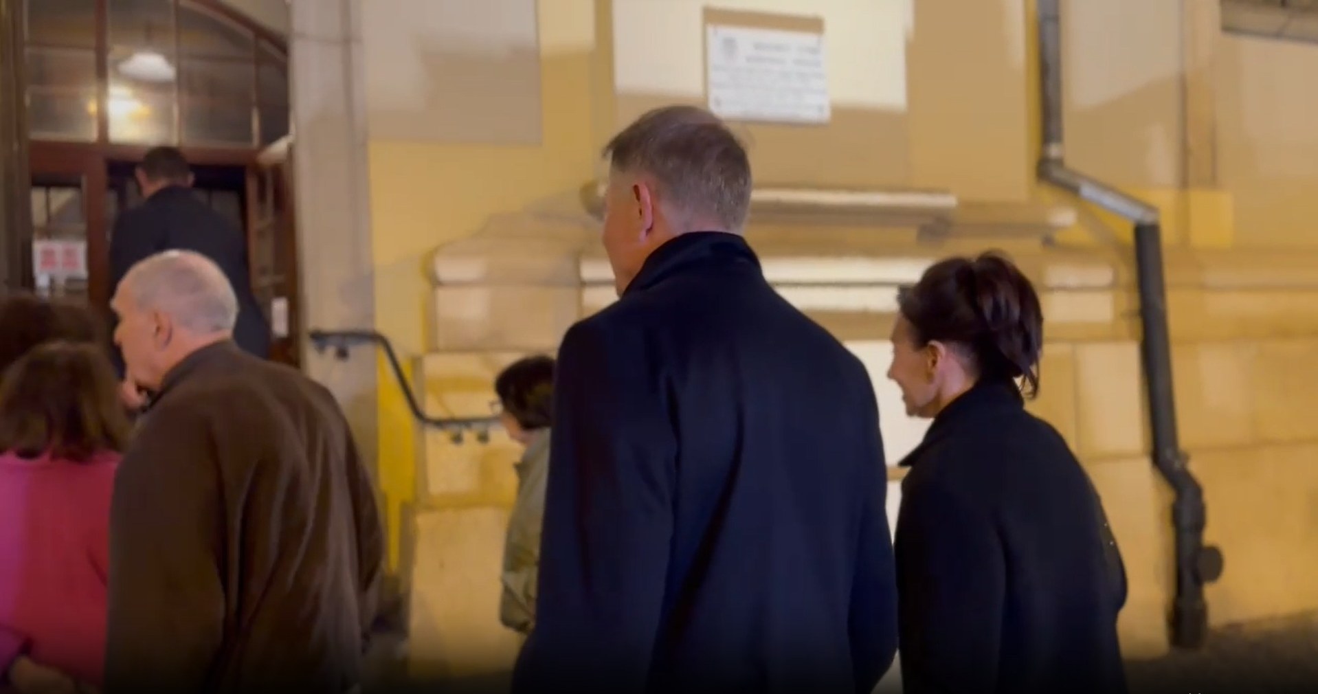 Klaus Iohannis a râs și a refuzat să dialogheze cu presa de Paște, la Sibiu, la două luni după demisia din funcția de președinte