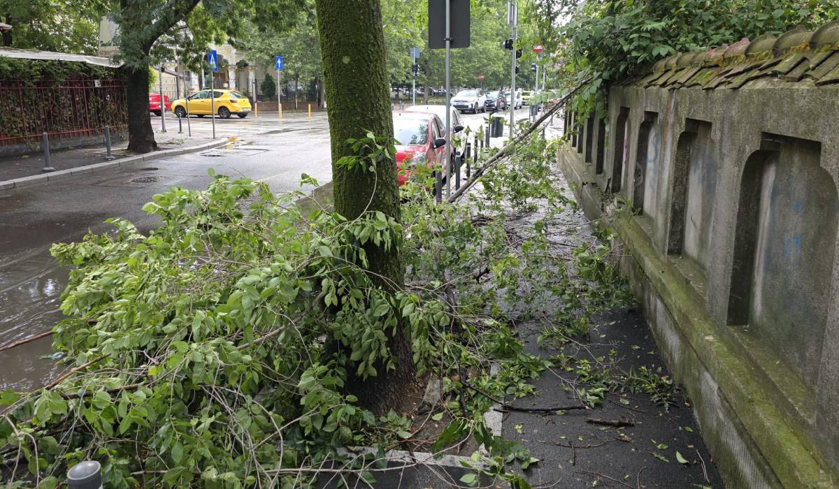 Dezastru după furtuni: București este sub ape iar aproape 30.000 de oameni din 65 de localități sunt fără curent. Pompieri din 9 județe vin în ajutor