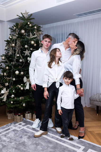 Ela Crăciun, prima ședință foto de Crăciun, în noua casă. Cum a apărut prezentatoarea alături de soț și de cei trei copii ai lor