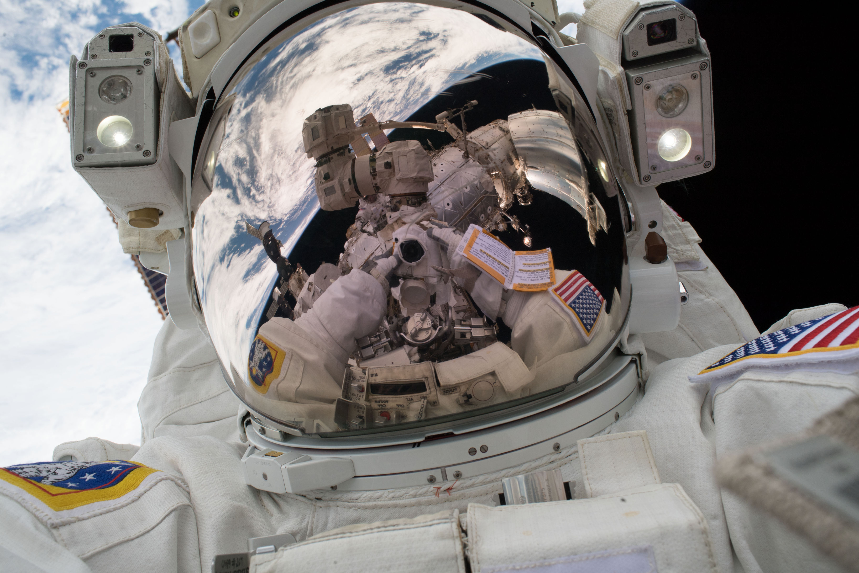 GALERIE FOTO | Doi astronauți ruși au făcut cea mai lungă plimbare în spațiu
