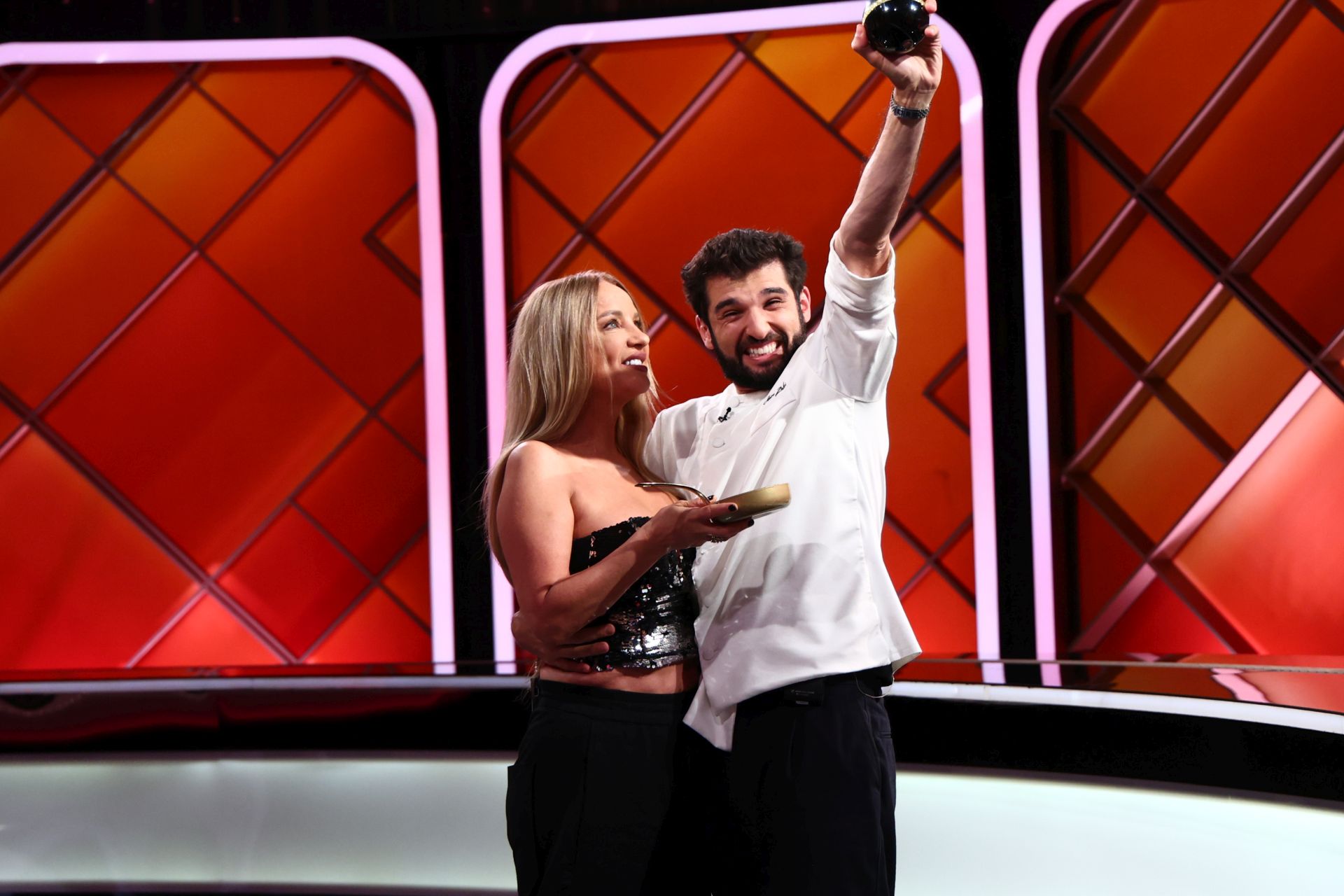 Chefi la cuțite 26 noiembrie 2025. Gina Bradea vine în show-ul de la Antena 1, iar Chef Ștefan Popescu oferă cuțitul de aur