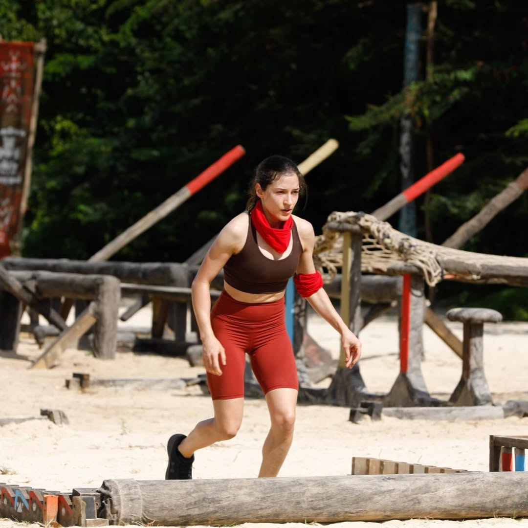 Cine e Andreea Munteanu, concurentă la Survivor România 2026. Fosta gimnastă a intrat în echipa Faimoșilor