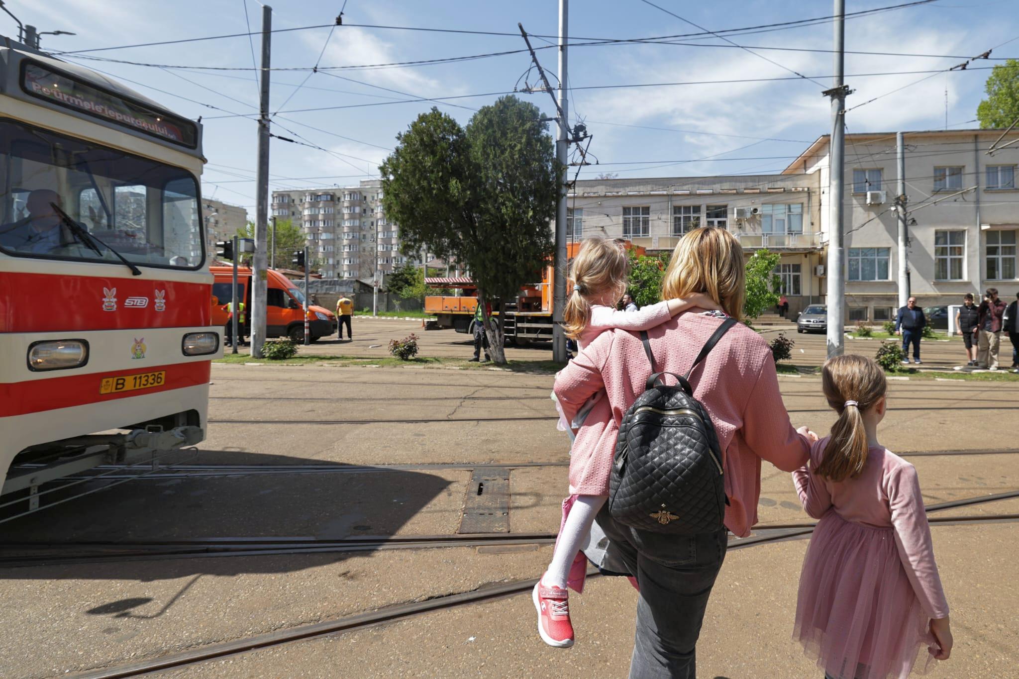 În „Tramvaiul iepurașului”, controlorii STB au împărțit ouă de ciocolată în loc de amenzi: „Mi-a plăcut că ne-au dat dulciuri și erau iepuri lipiți peste tot”