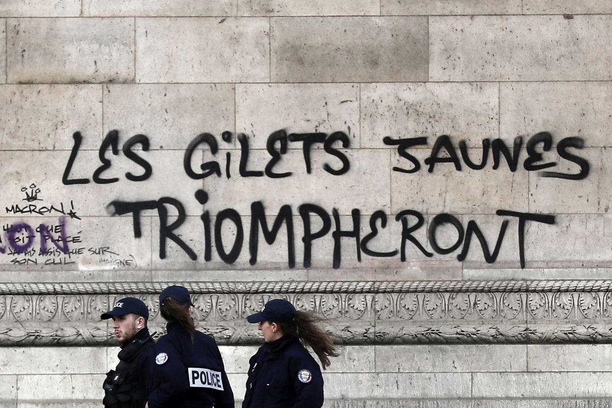 Emmanuel Macron a vizitat Arcul de Triumf din Paris, care a fost vandalizat de protestatari
