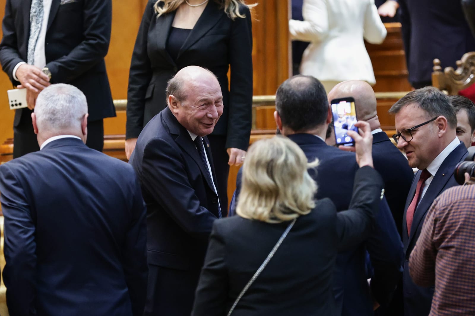 Nicușor Dan arată încă din prima zi că va fi președinte-jucător. Detalii surprinse la ceremonia de învestire: de la buna-dispoziție a lui Băsescu la încolonarea clasei politice | Reportaj