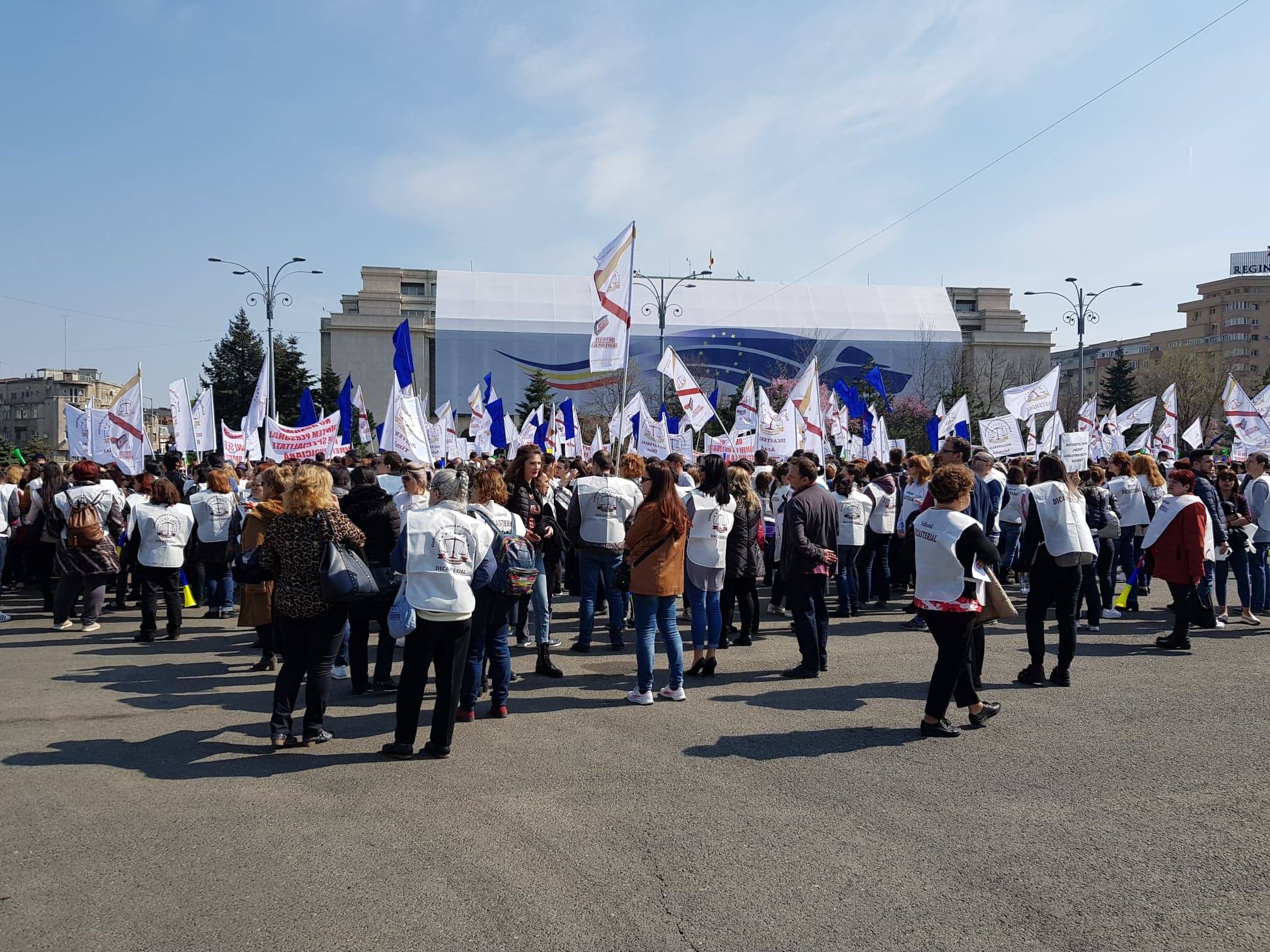 UPDATE. Delegaţie a grefierilor, la discuţii la Guvern. Colegii lor protestează în Piața Victoriei (FOTO&VIDEO)