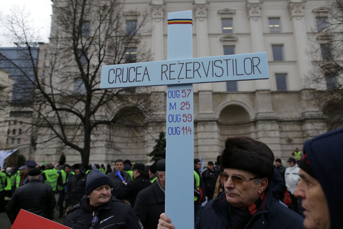 GALERIE FOTO/ Sindicaliștii din poliție și penitenciare protestează în stradă chiar în toiul reuniunii miniștrilor europeni de la București. Care sunt revendicările