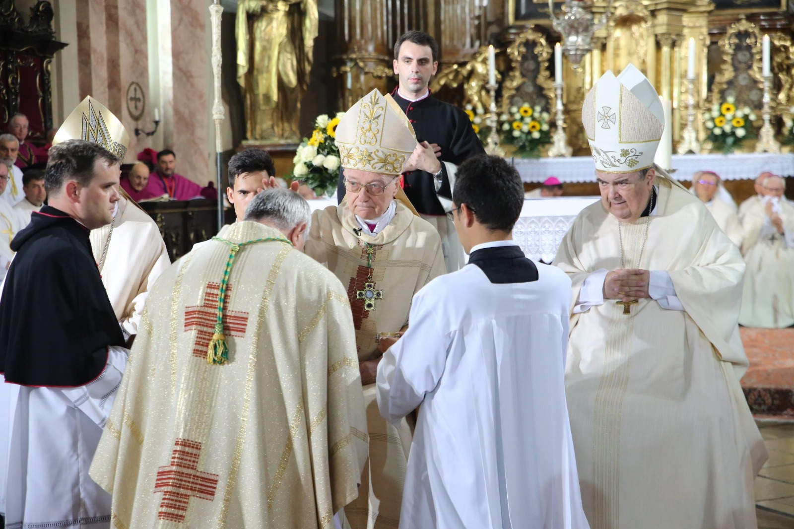 FOTO/ Ceremonie impresionantă în Piața Unirii din Timișoara. A fost instalat noul episcop romano-catolic
