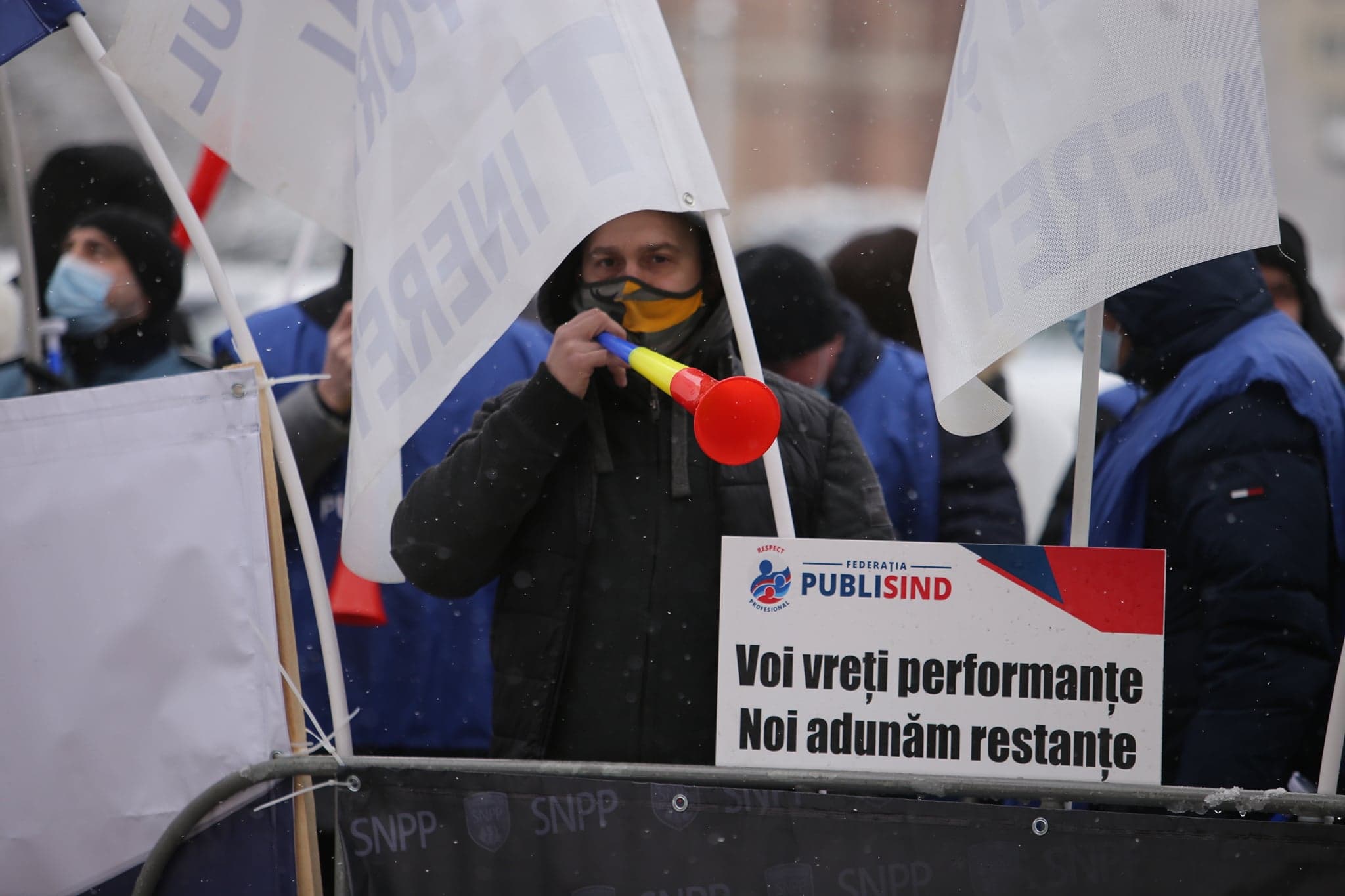 Aproape 100 de polițiști și grefieri pichetează sediul MAI