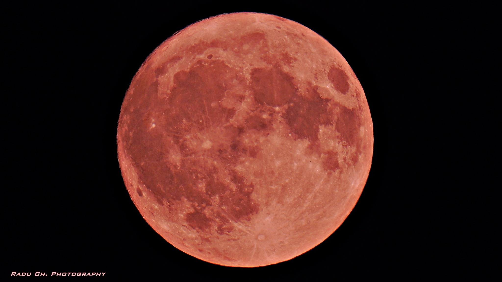 Cum s-a văzut „Luna Căpșună” pe cerul României. Imaginile impresionante din toată țara