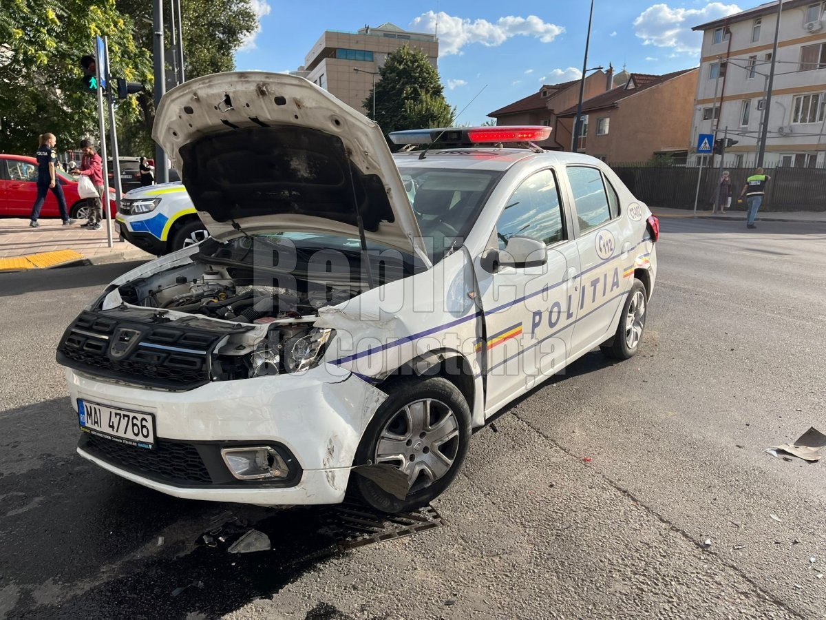 O mașină de poliţie aflată în misiune, implicată într-un accident rutier în Constanța. Un polițist a fost rănit