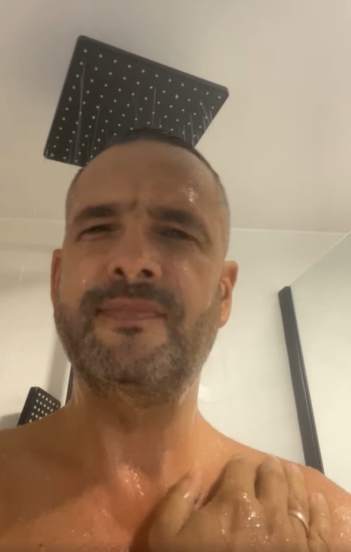 Explicația lui Mădălin Ionescu, după ce s-a filmat live din duș, pe Facebook: „Când vorbești despre cultură e greu să faci vizualizări”