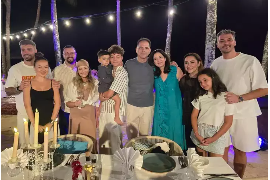 Imagine de colecție cu Dan Negru și soția lui, alături de familia Măruță, în Mauritius. „Prima fotografie cu Andra am făcut-o acum vreo 25 de ani”