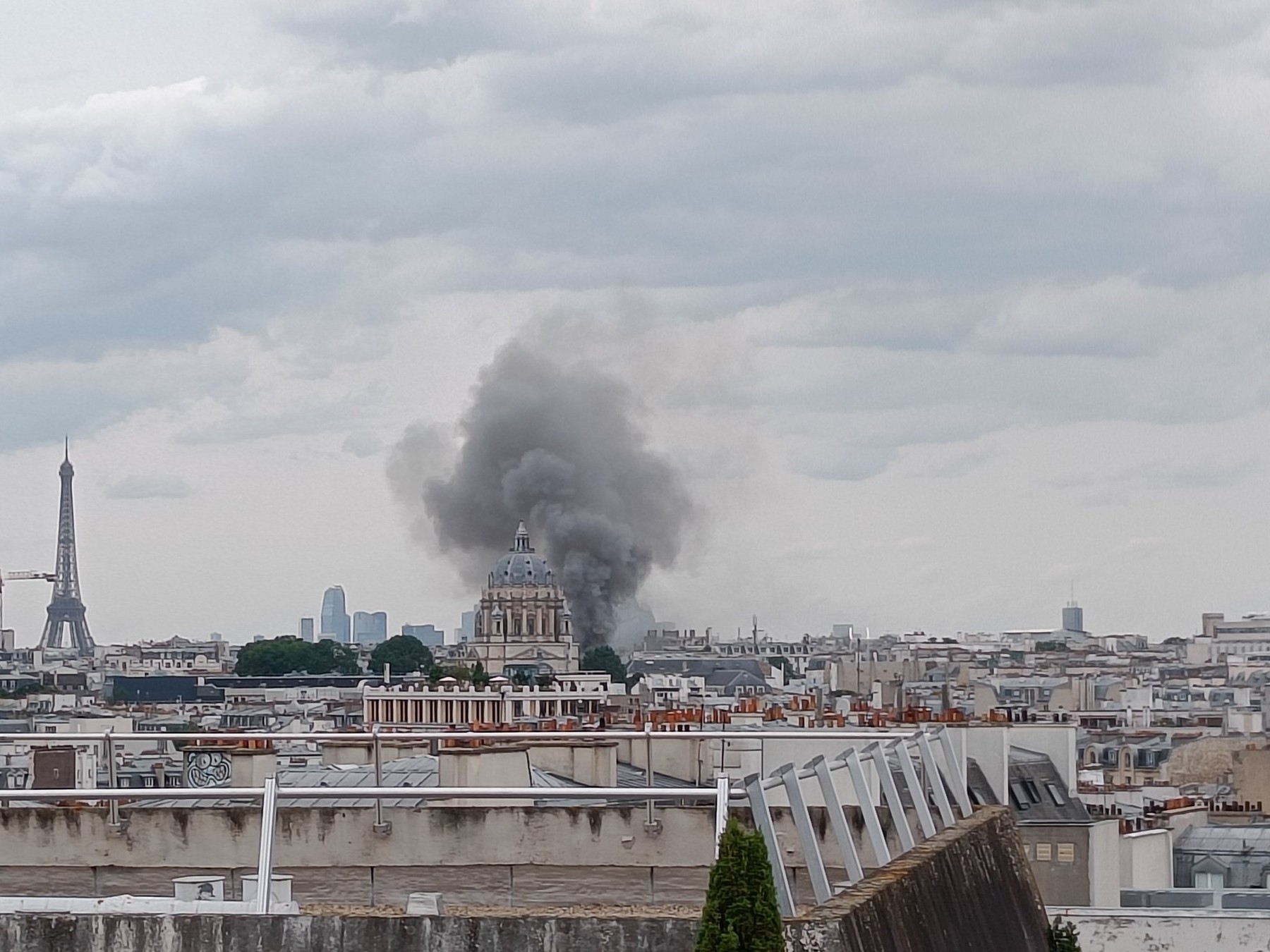 Explozie în centrul Parisului, urmată de un incendiu puternic. O clădire s-a prăbușit parțial, iar zeci de persoane au fost rănite. VIDEO