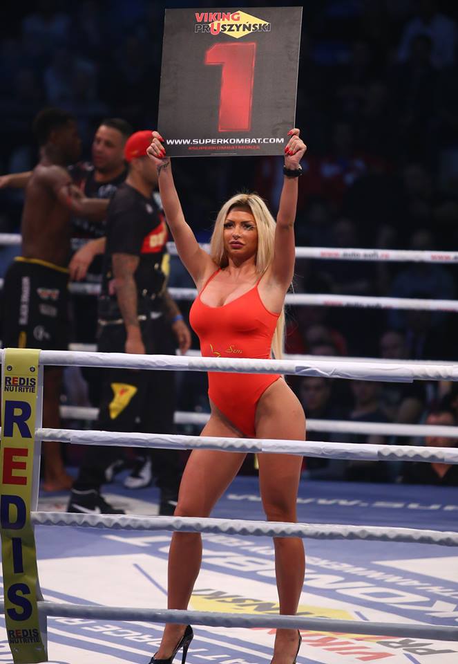 În ring când au intrat, spectatorii s-au înfierbântat! Fetele sexy din preajma băieţilor duri din Superkombat / GALERIE FOTO HOT