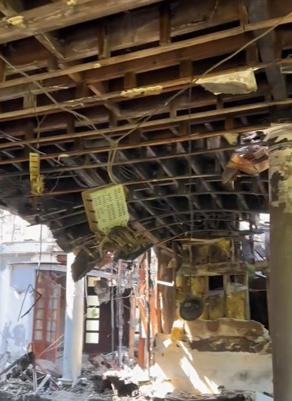 Imagini din interiorul vilei din Izvorani a lui Irinel Columbeanu. Imobilul a ars complet, dar pozele cu fiica lui nu au fost atinse de flăcări
