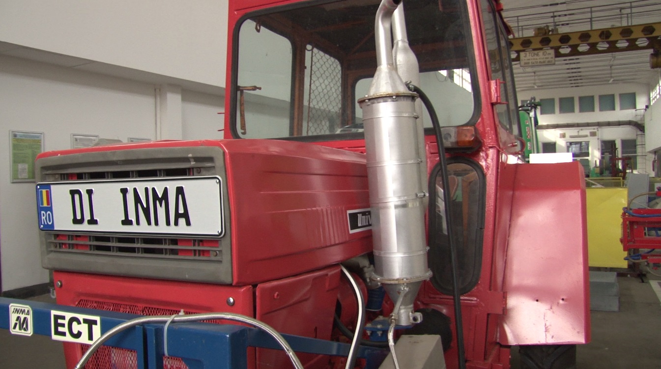 VIDEO/ Invenție românească. Tractorul care omoară buruienile cu apă chioară