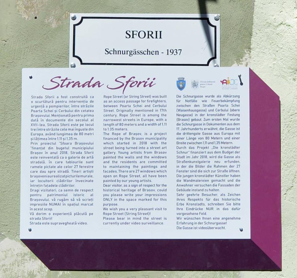 FOTO/ Strada Sforii din Braşov devine Muzeu în aer liber. De vineri, cea mai îngustă stradă din Europa de Est a fost redeschisă publicului