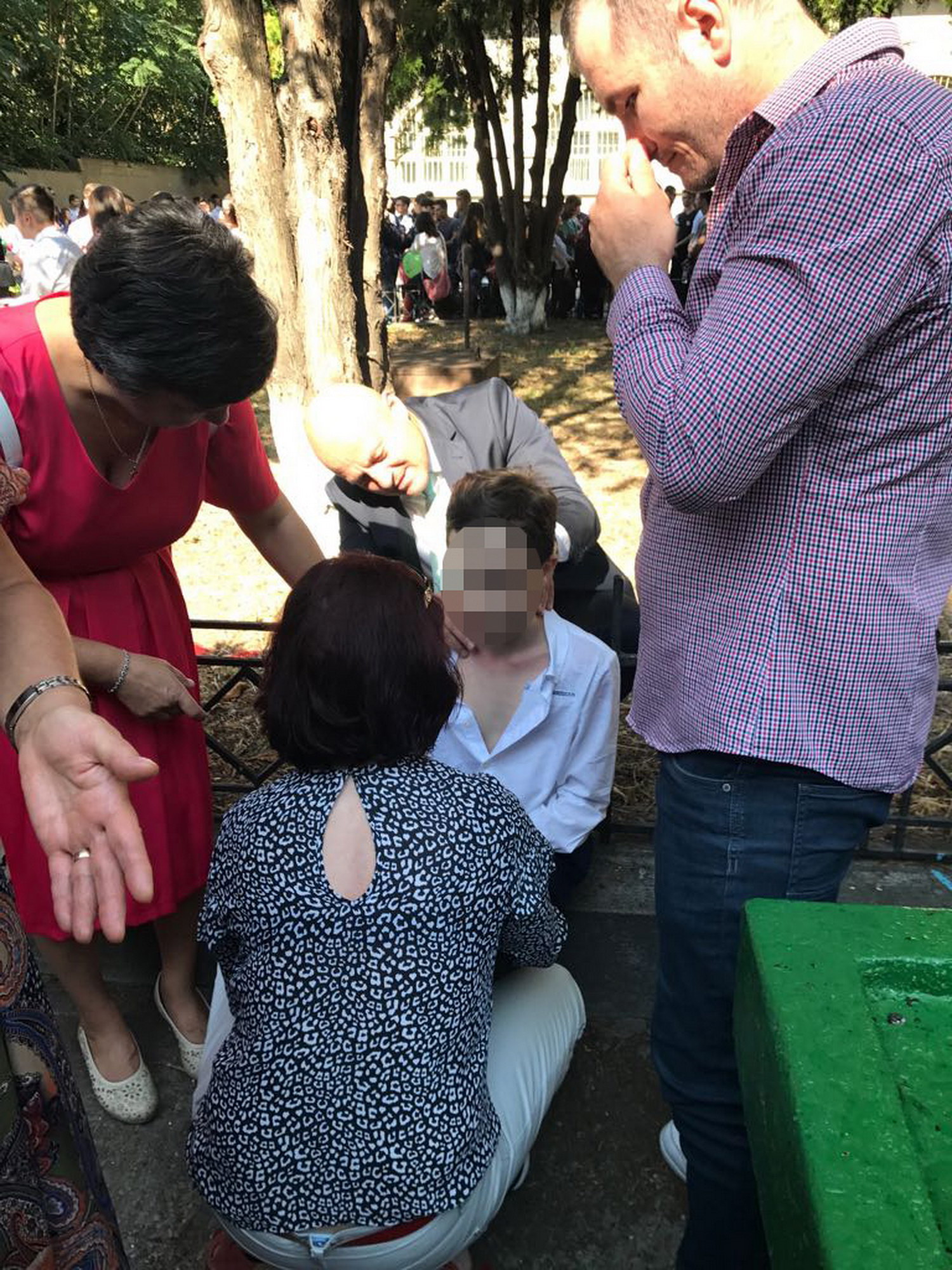 EXCLUSIV: Un elev copleșit de emoții a leșinat în prima zi de școală. Prezent la festivitate, șeful CJ Buzău i-a dat primul ajutor | GALERIE FOTO