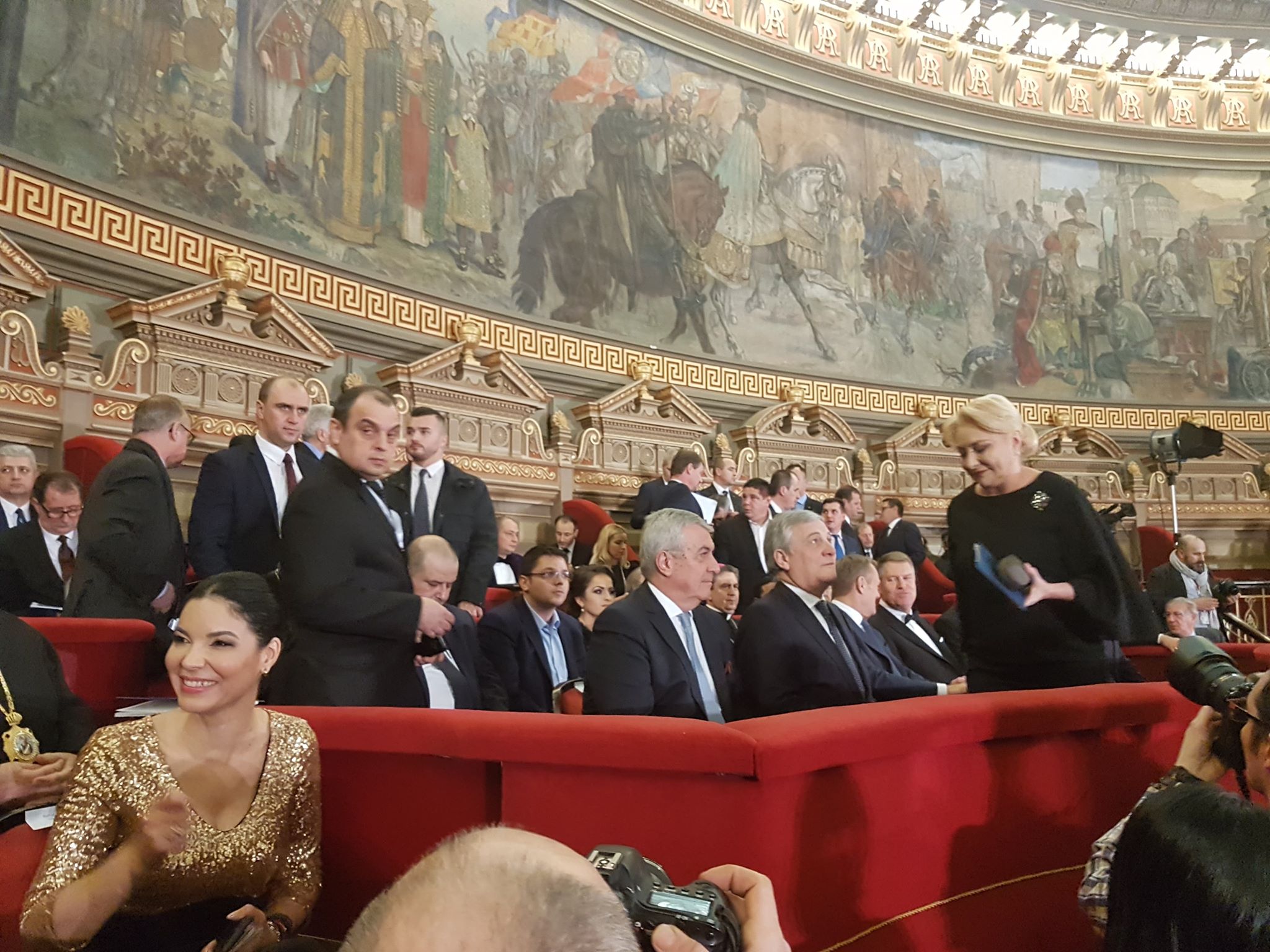 Ce nu s-a văzut la ceremonia preluării Președinției Consiliului UE: brambureală la primirea invitaţilor, aglomeraţie în sală, adversarii politici prietenoși - FOTO