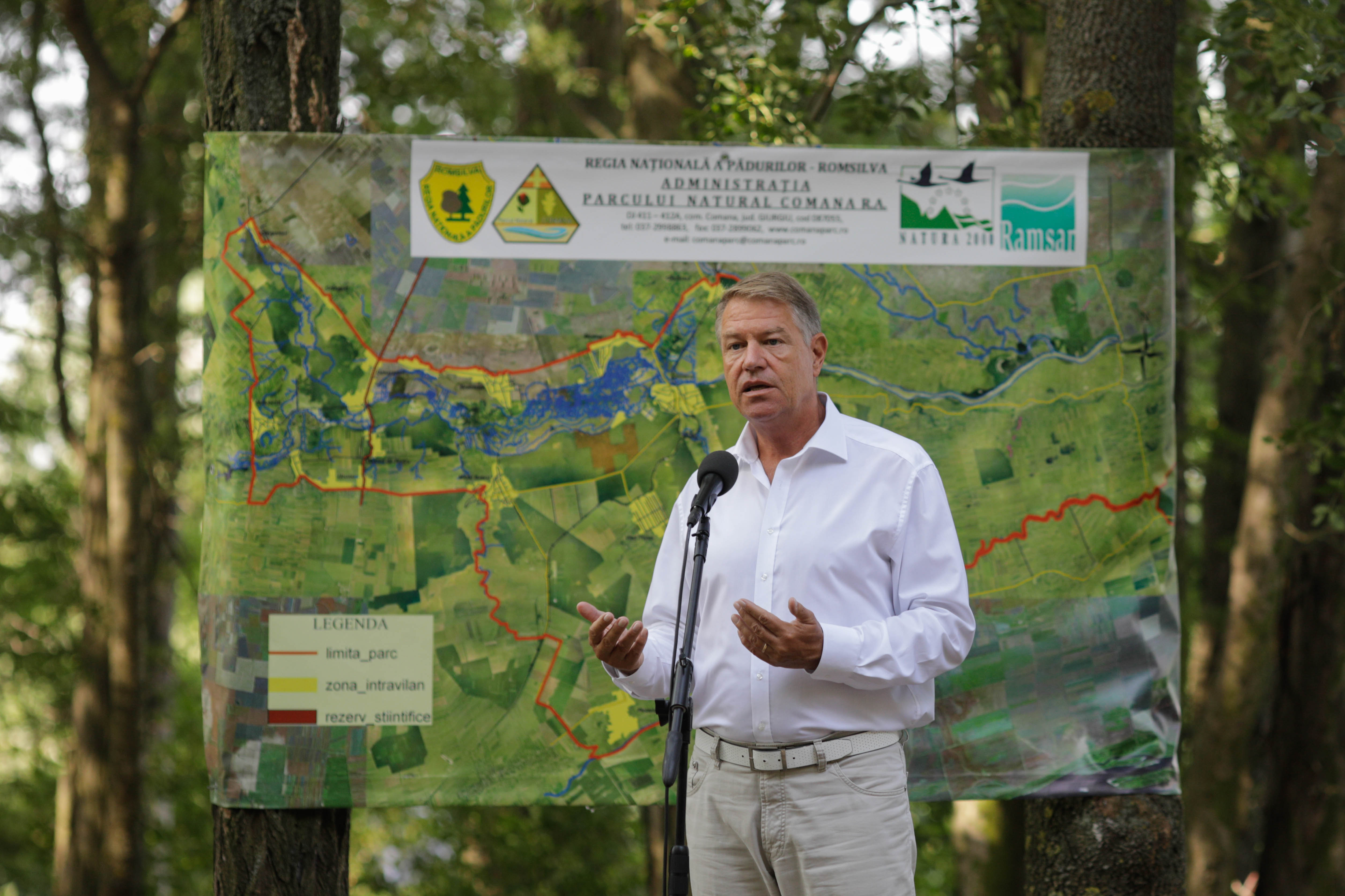 Iohannis, plimbare cu barca în Parcul Comana pentru a promova protejarea mediului