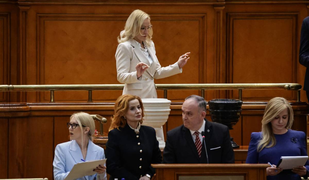 Ce nu s-a văzut la televizor în timpul votului moțiunii de cenzură împotriva Guvernului Bolojan. Negocieri în șoaptă, telefoane pe fugă și calcule la limită
